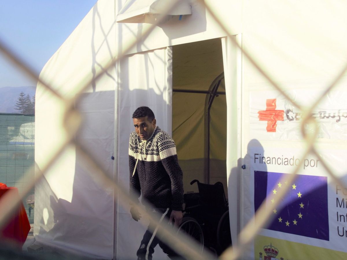 Foto: Un inmigrante, atendido por Cruz Roja en Motril, Granada. (EFE)