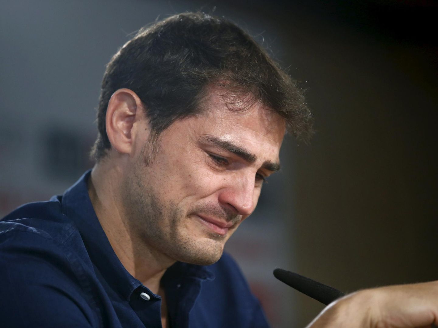Iker Casillas llora durante su despedida. (Reuters)