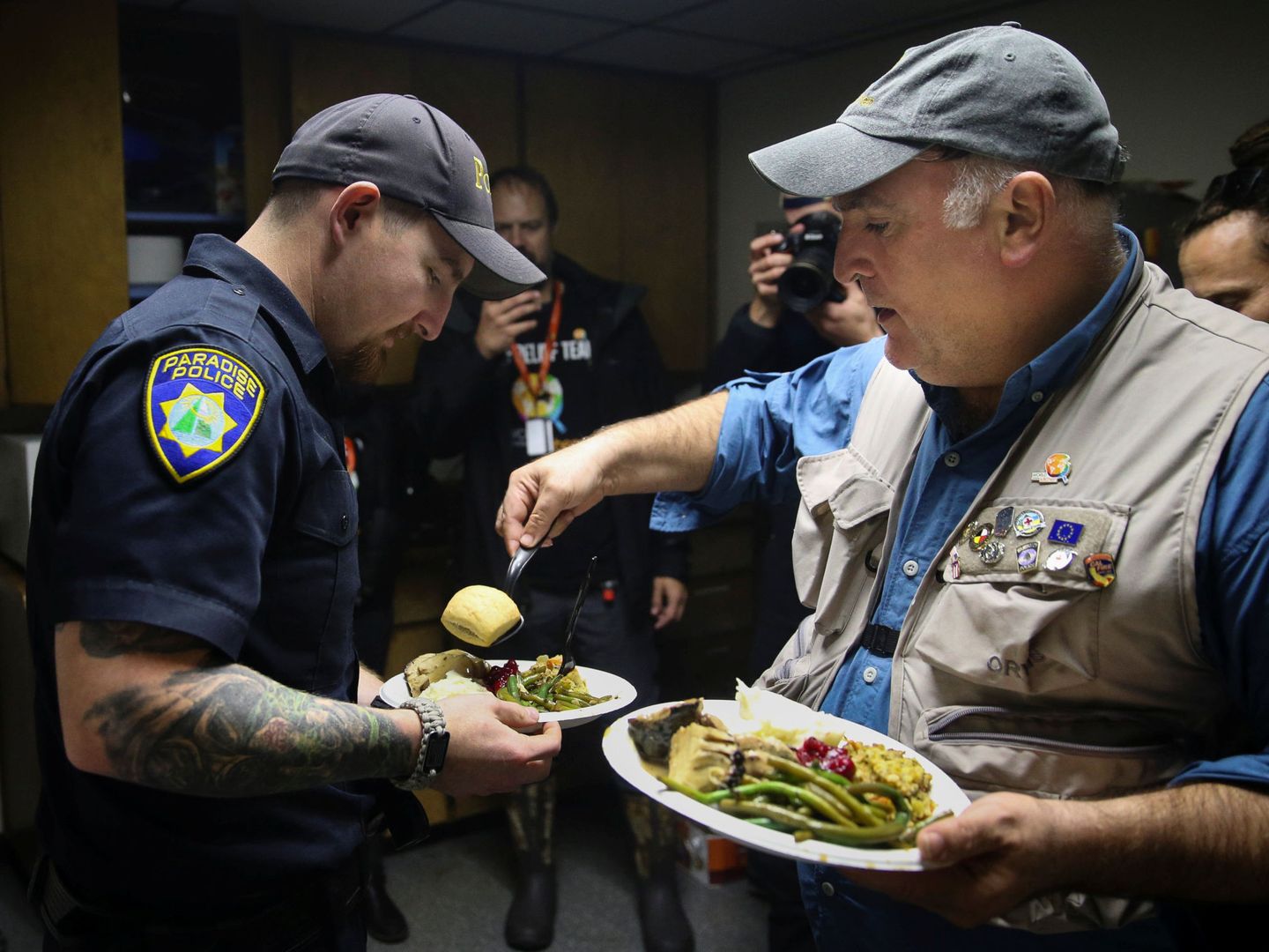 El chef José Andrés, sirviendo comida a un policía. (Reuters)