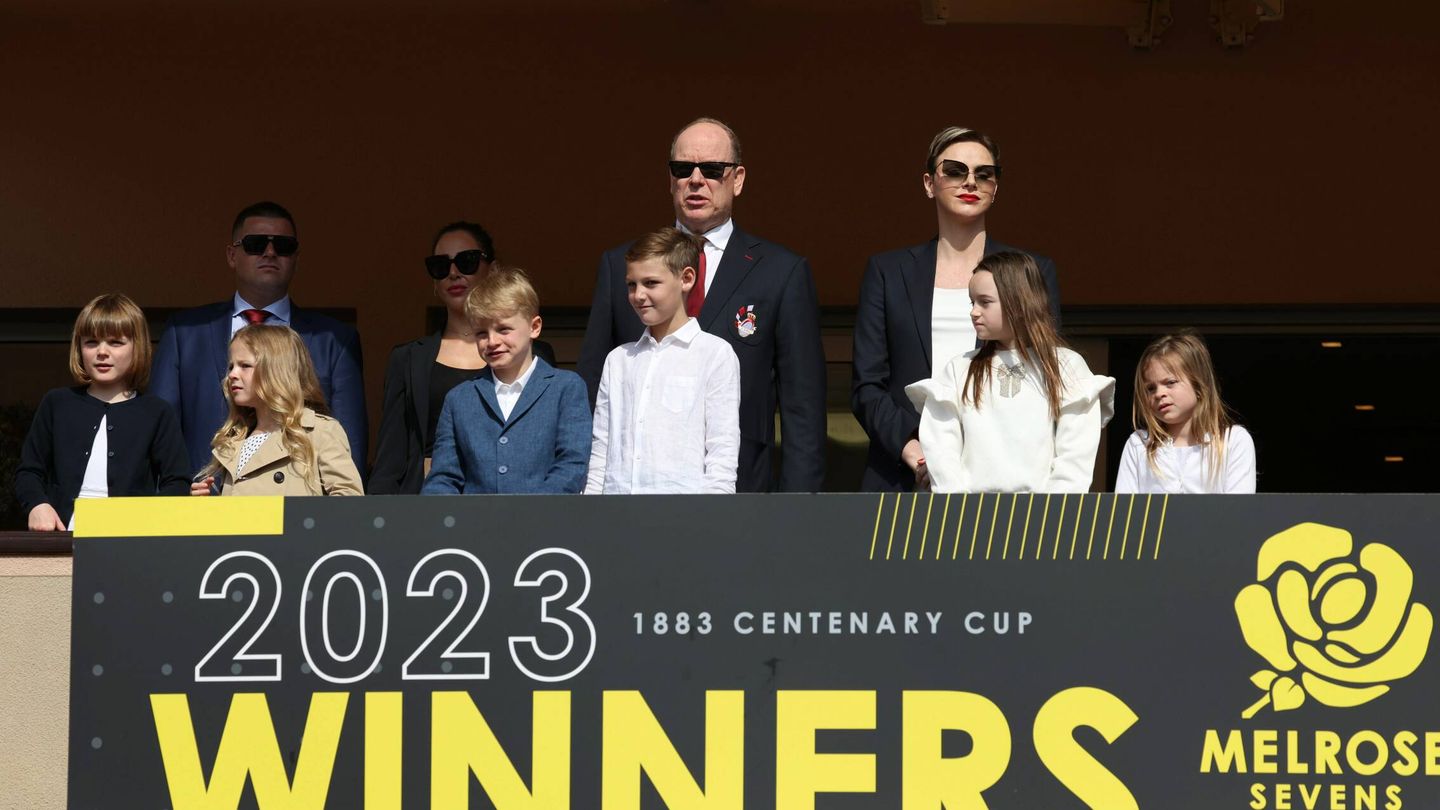 Alberto y Charlène, con sus hijos y la familia Wittstock, durante el torneo. (Cordon Press)