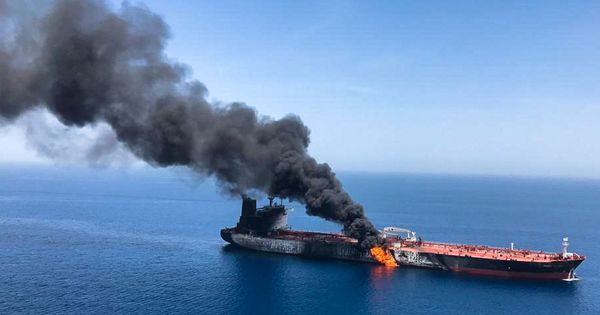 Foto: Petrolero ardiendo en Omán. (Reuters)