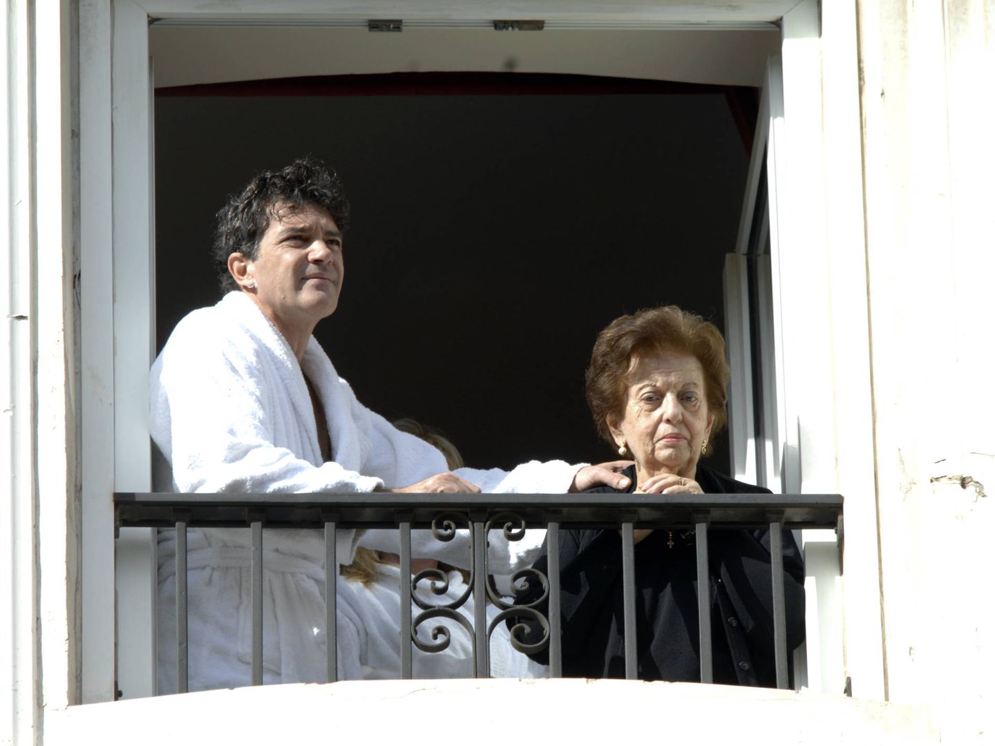 Antonio Banderas junto a su madre, Ana, en la semana santa malagueña. (Gtres)