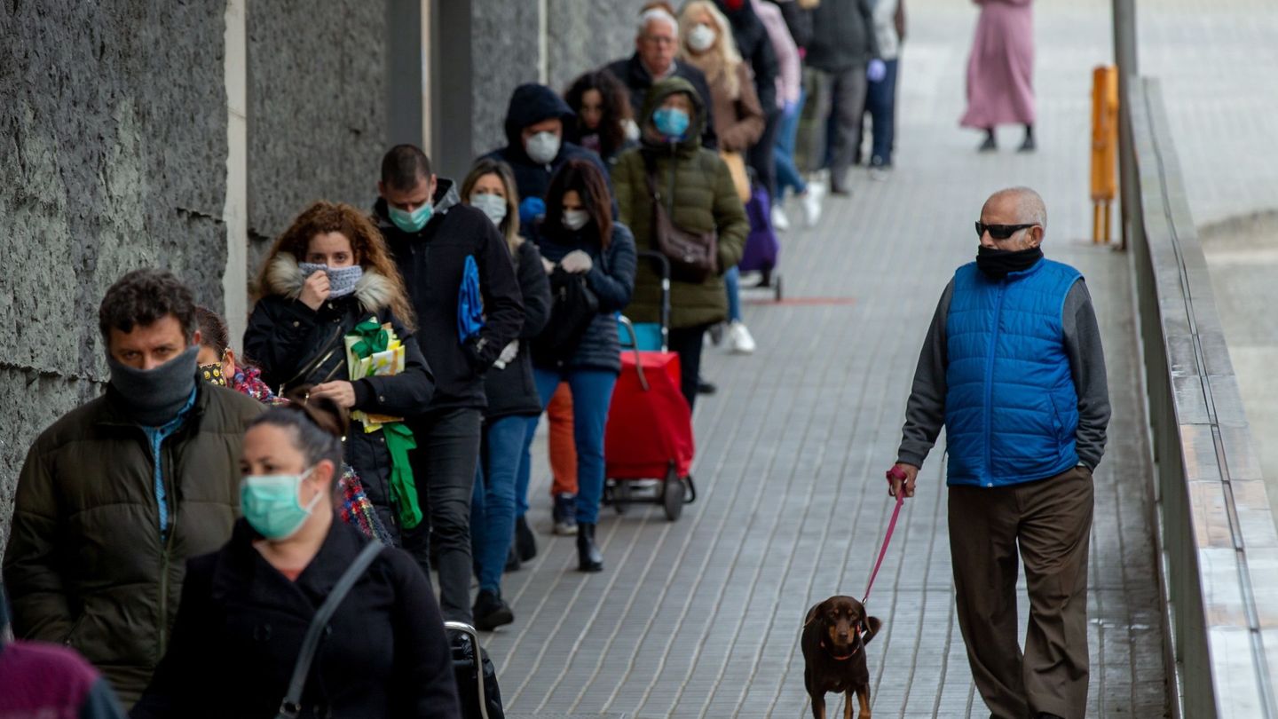 Varios clientes guardan cola para entrar en un supermercado de Badalona (Barcelona). (EFE)