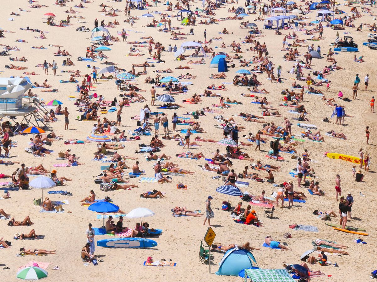 Foto: La playa repleta de gente en verano (iStock)
