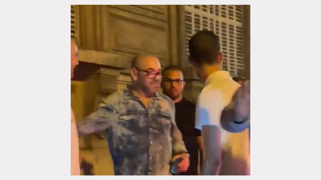Extracto del vídeo del rey Mohamed VI en París con Yusef Kaddur de negro detrás del monarca.