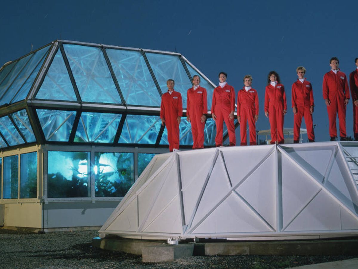 Foto: Los biosferianos frente a un primer prototipo de lo que más tarde se convirtió en Biosfera 2. (Filmin)