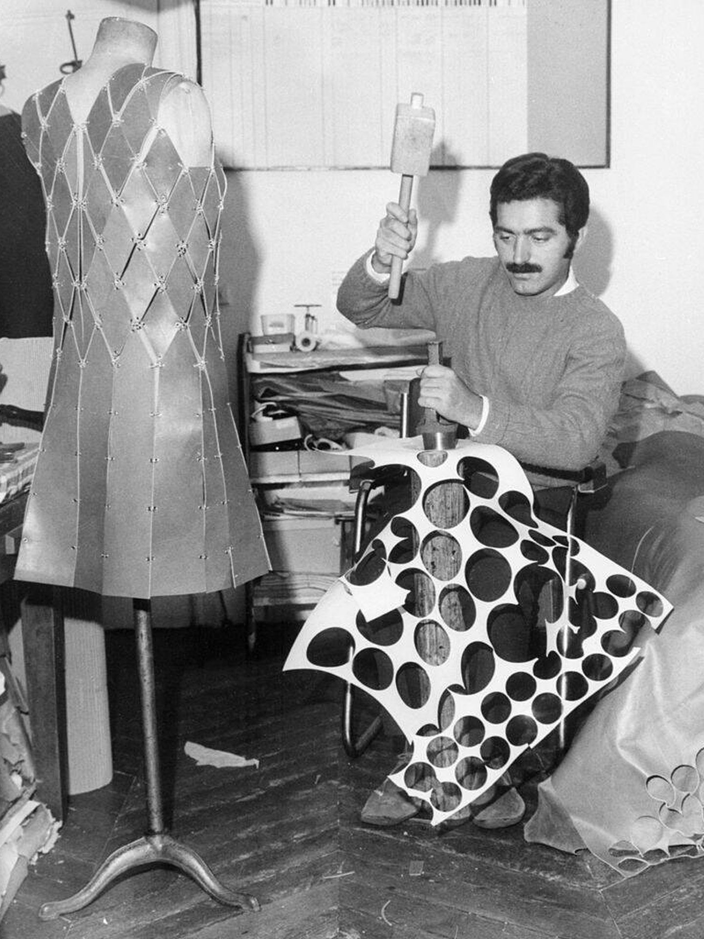 Un joven Paco Rabanne, trabajando en su taller. (Getty)