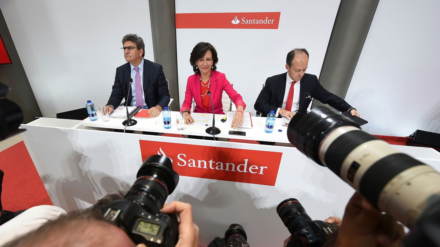 Presentación de la compra de Banco Popular llevada a cabo por Ana Botín (c), presidenta de Santander; José Antonio Álvarez (i), CEO, y Rami Aboukhair, exjefe en España. (Fernando Villar/EFE)