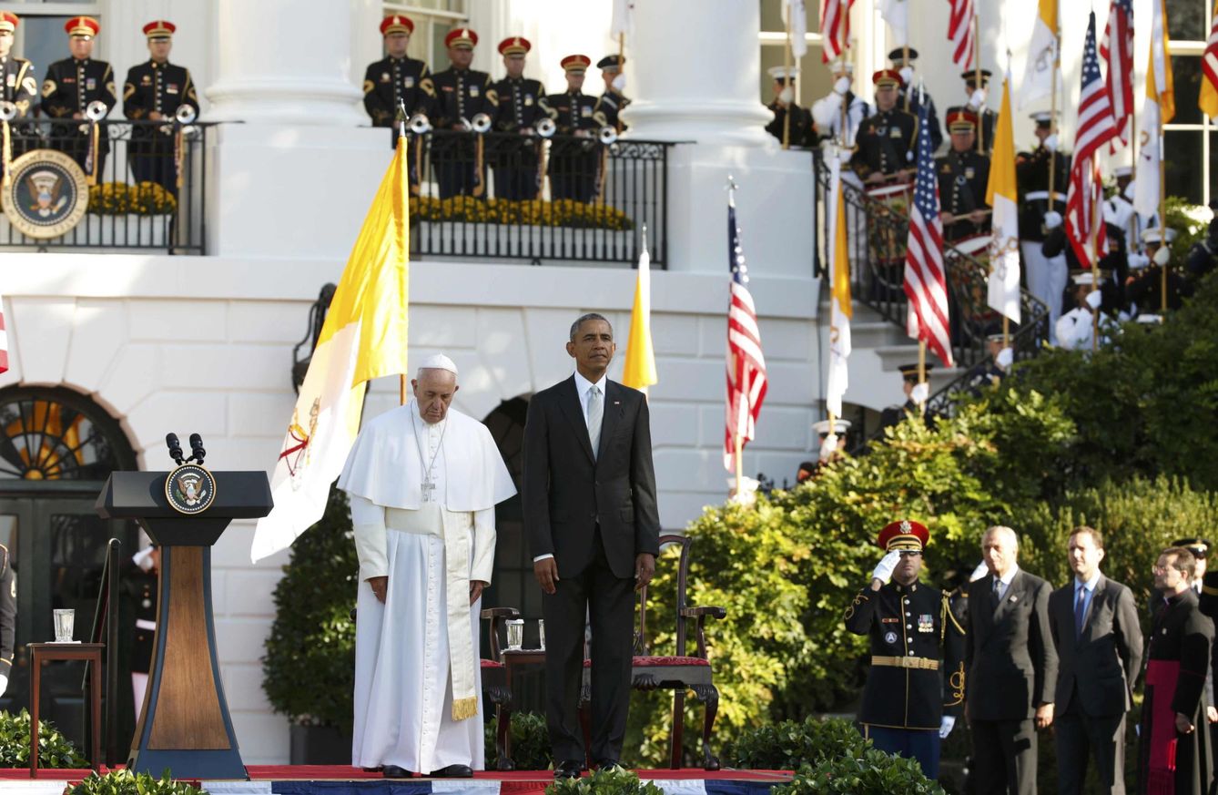 El presidente Barack Obama recibe al papa Francisco durante una ceremonia en la Casa Blanca, en Washington. (Reuters)