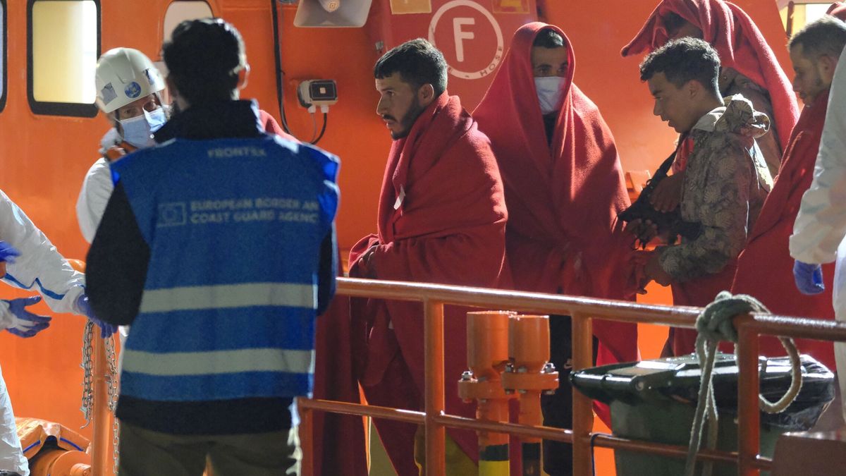 Como un avestruz suicida: así se comporta la izquierda española frente a la inmigración