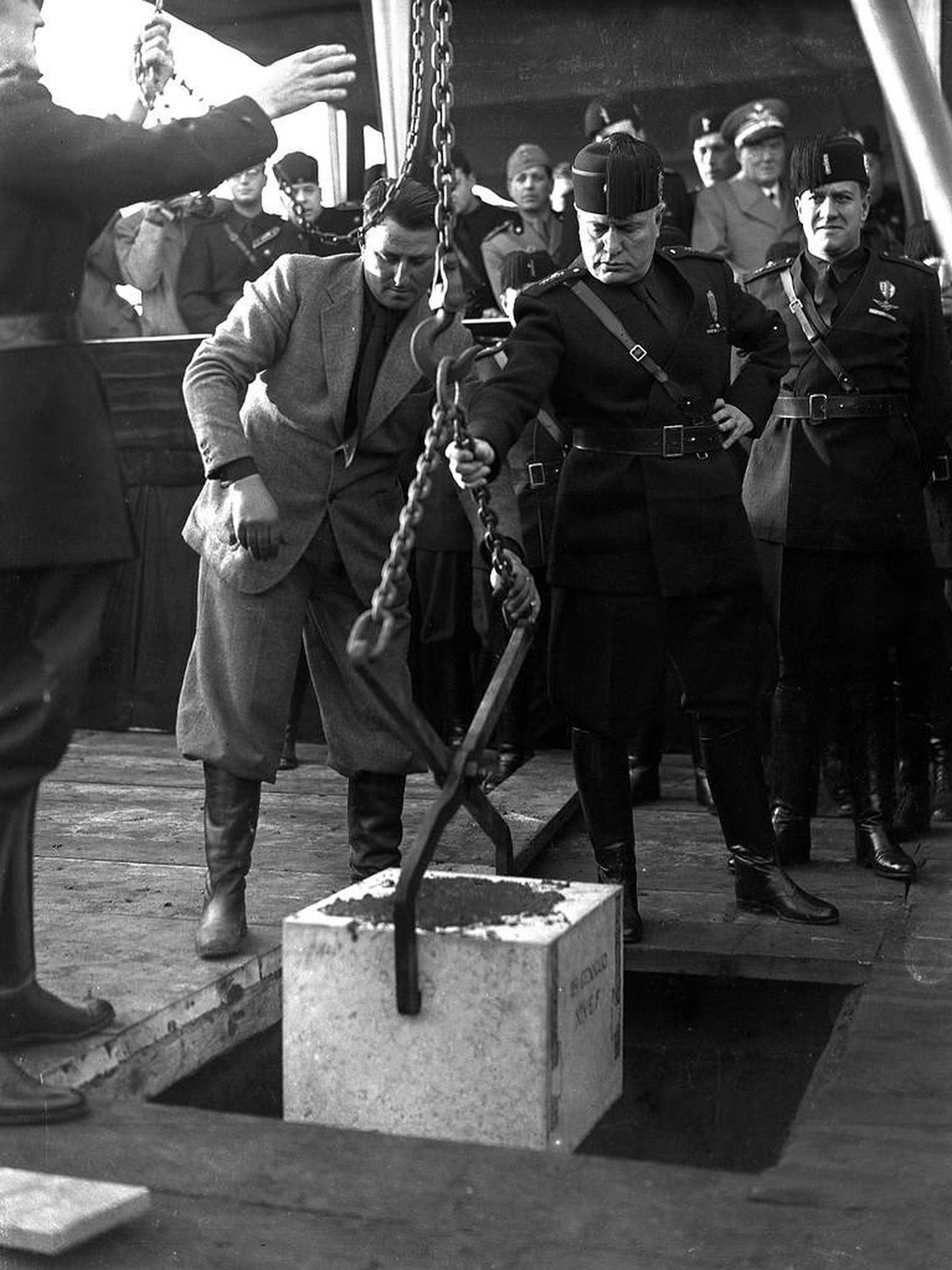 Mussolini pone la primera piedra de Cinecittà. (Istituto Luce)