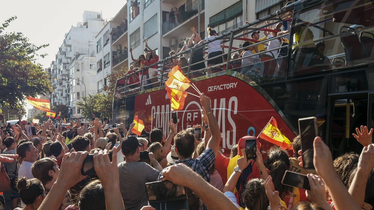 Las jugadoras españolas, durante las celebraciones del Mundial en Ibiza. (EFE/Sergio G. Cañizares).