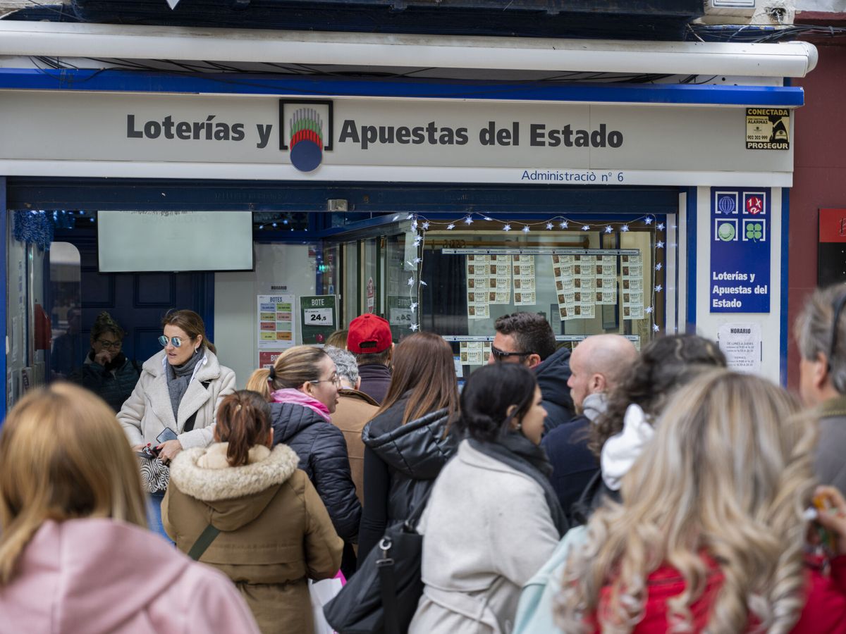 Foto: Vista de una administración de Loterías. (EFE/Andreu Esteban)
