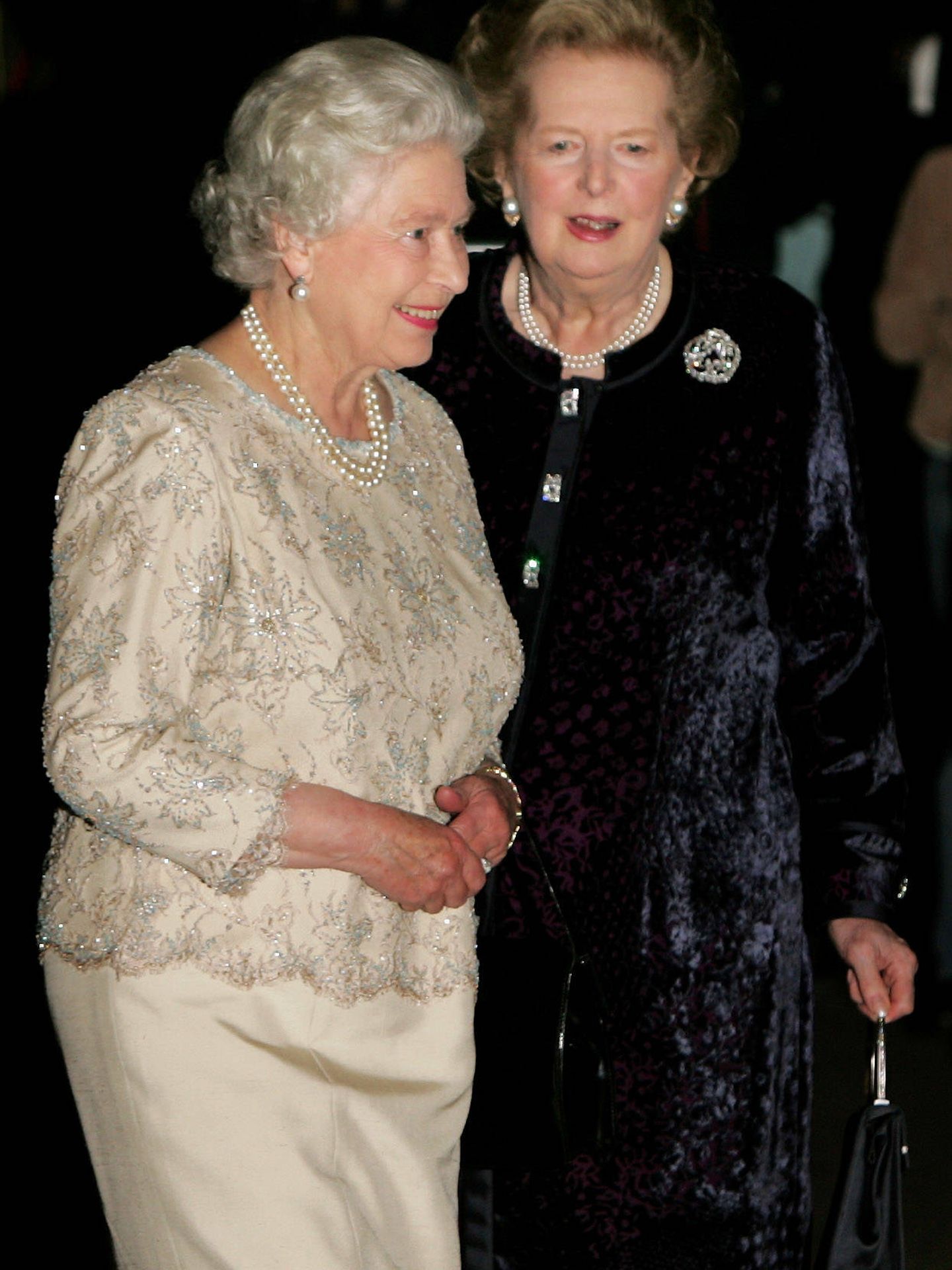 Isabel II y la baronesa Margaret Thatcher, en el 80 cumpleaños de la segunda. (Reuters)