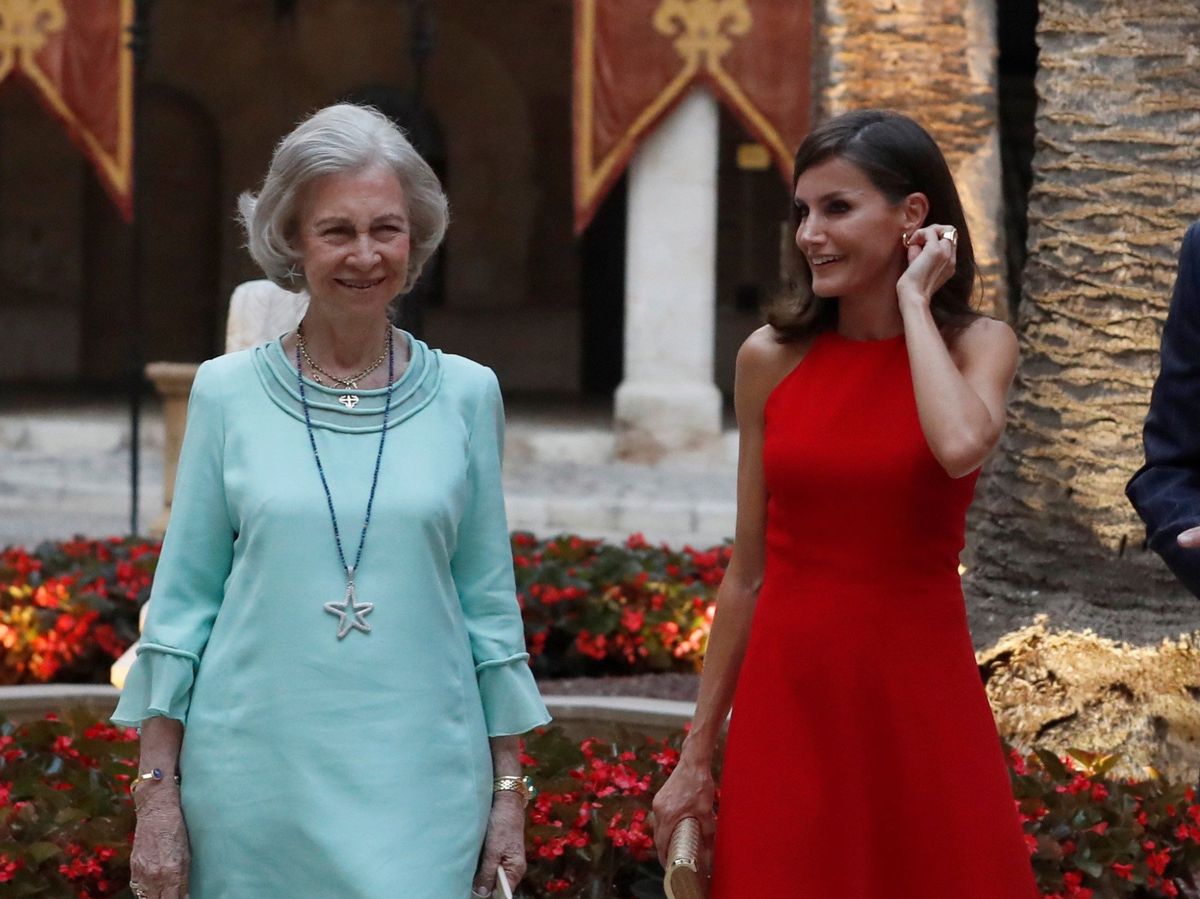 Foto: La reina Sofía y la reina Letizia, con el vestido rojo similar al de Zara, en el Palacio de la Almudaina en 2019. (EFE)