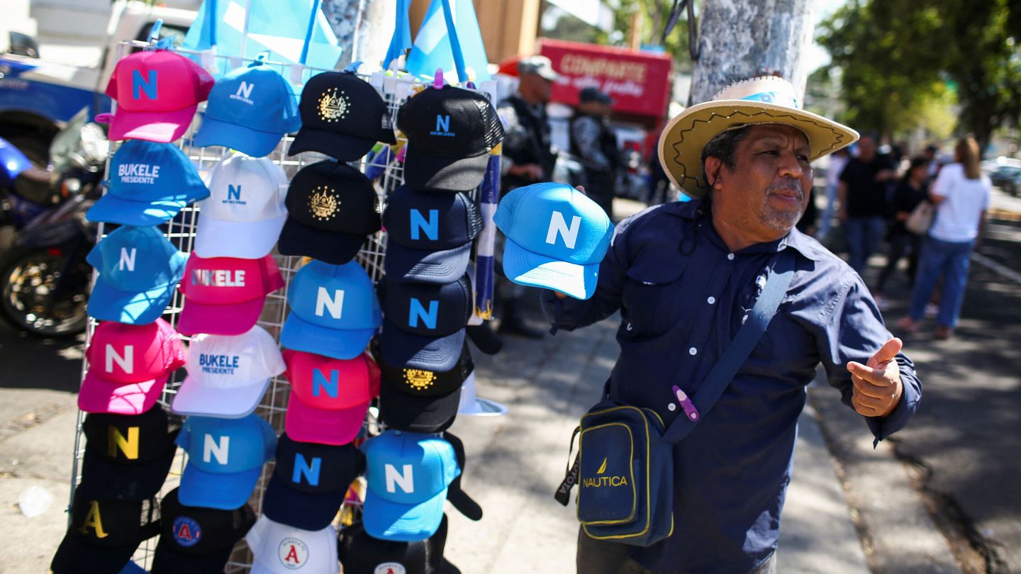 Un comerciante callejero vende gorras con el logo del partido de Bukele, en San Salvador. (Reuters)