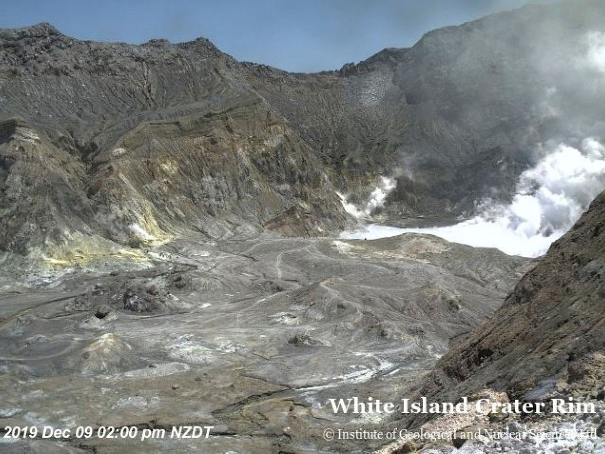 Foto: Erupción del volcán en la isla de Whakaari, Nueva Zelanda. (Reuters)
