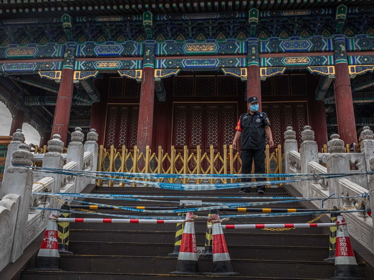 Foto: Personal de seguridad mantiene cerrado el Jingshan Park, en Beijing. (EFE=