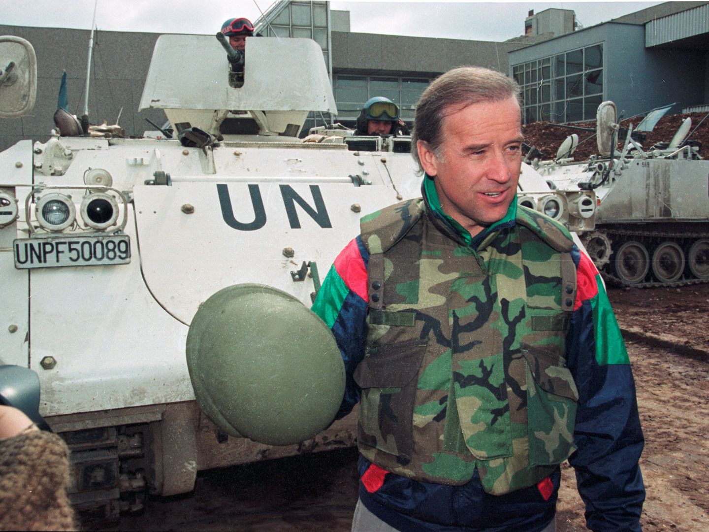 Biden habla frente a un tanque danés en el aeropuerto de Sarajevo. (Reuters)