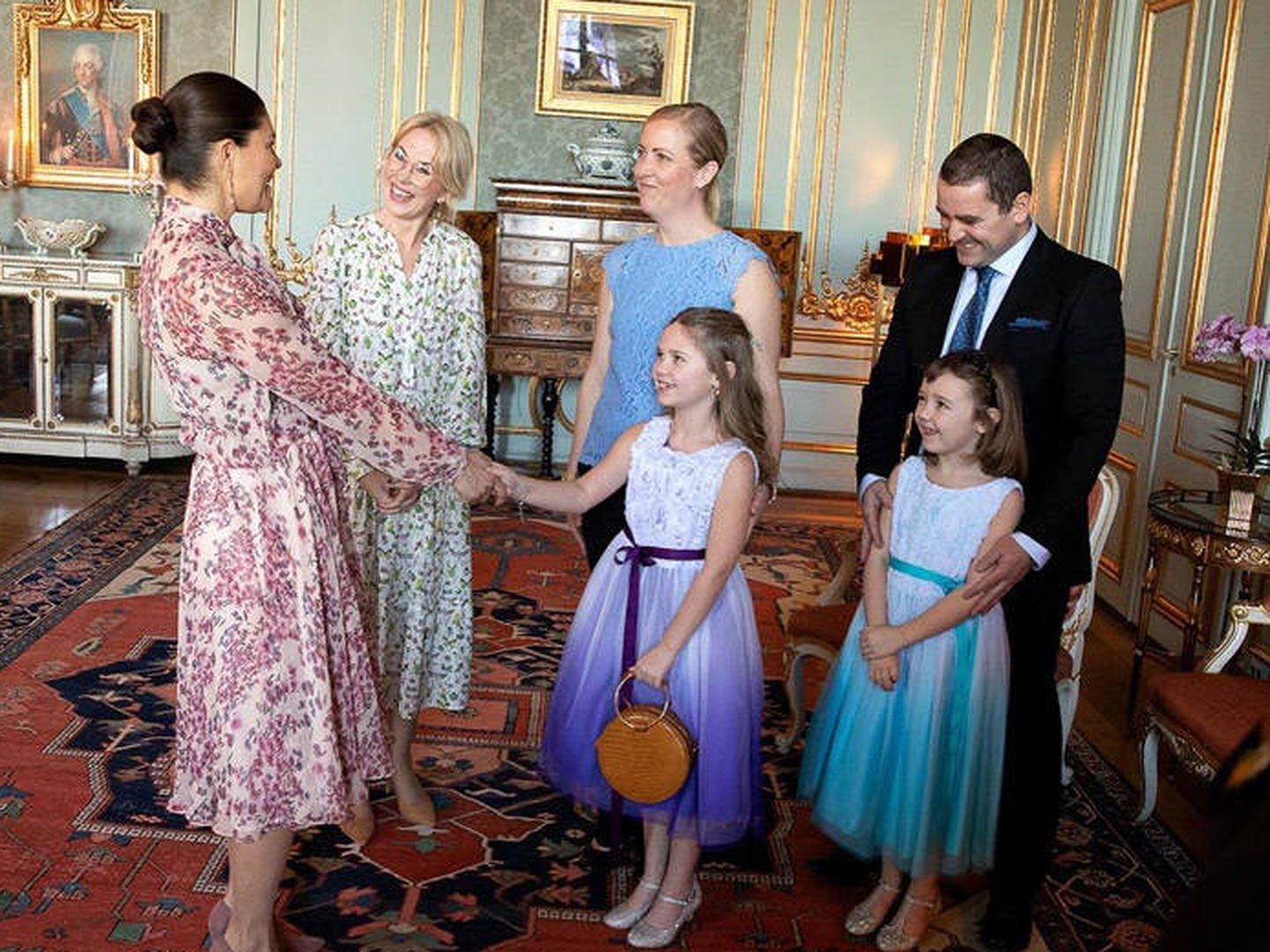 Victoria de Suecia recibiendo a Emilia. (Casa Real Suecia/Sara Friberg)