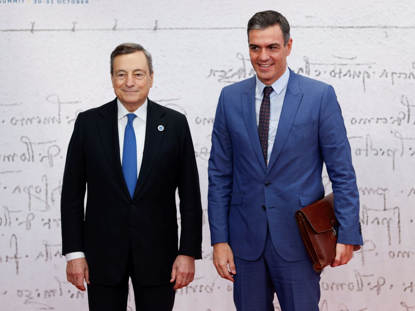 El primer ministro italiano, Mario Draghi, posa con el presidente Sánchez a su llegada al G20. (Reuters)