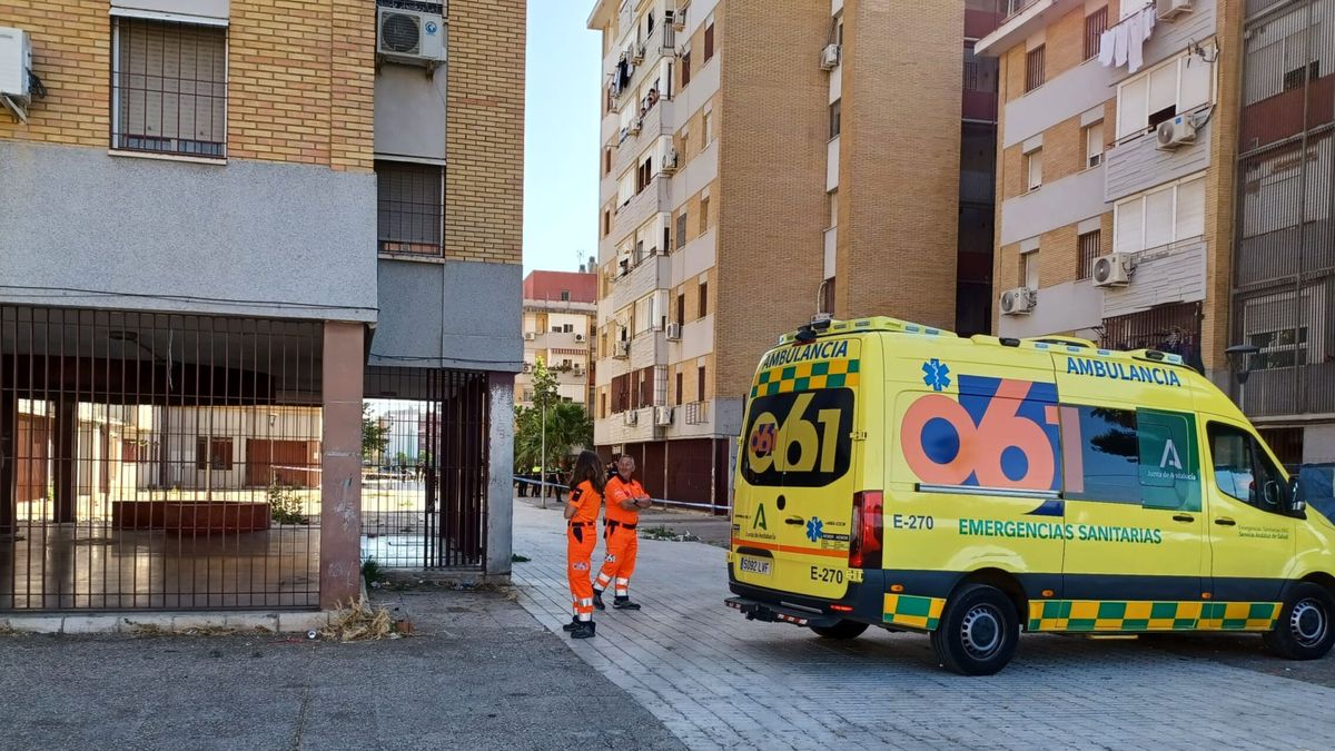 Una veintena de personas han sido asistidas por inhalación de humo por un incendio en un piso de Sevilla