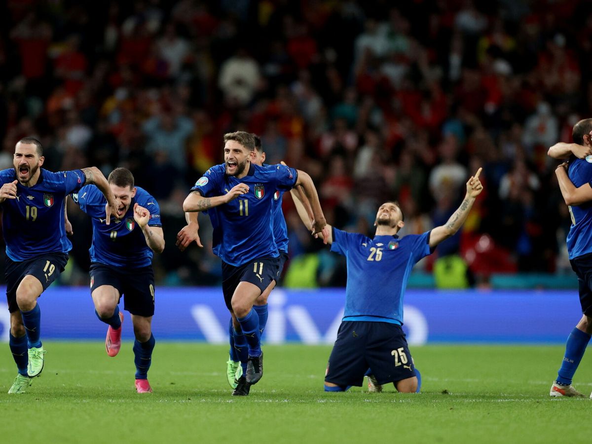 Foto: Los jugadores transalpinos celebran el pase a la final de la Eurocopa. (Reuters)