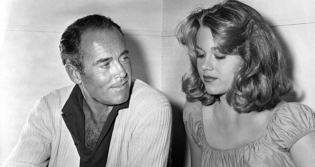 Henry Fonda, apoyando a su hija en un set en 1960. (CP)