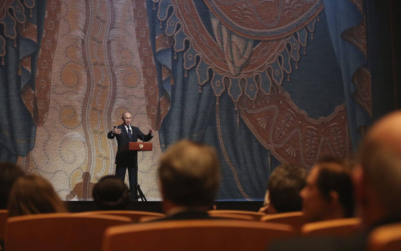 Putin da un discurso durante de la gala de inauguración del nuevo teatro Mariinsky. (EFE)