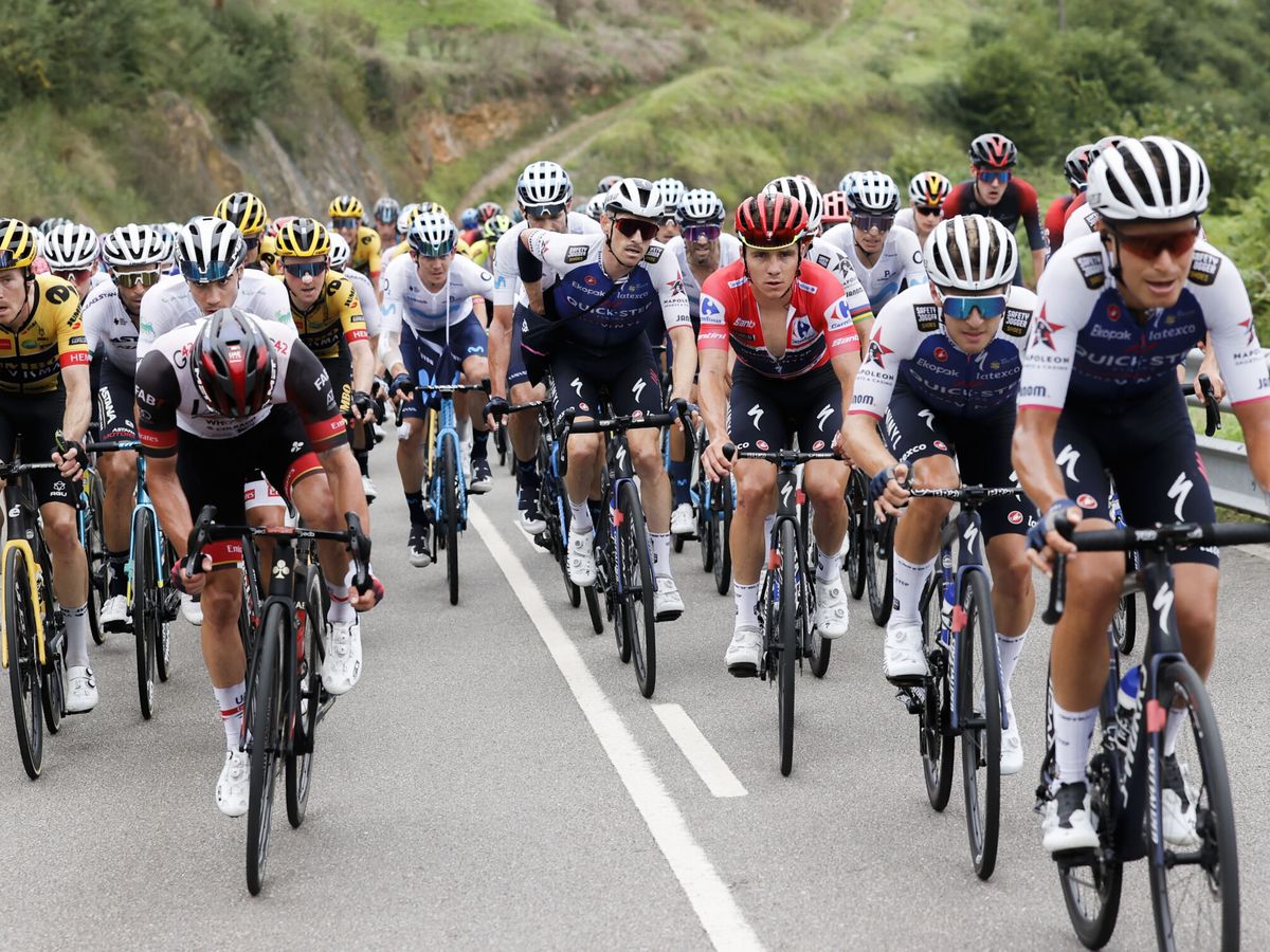 Foto: Los ciclistas, en la octava etapa de la Vuelta España. (EFE/Javier Lizón)