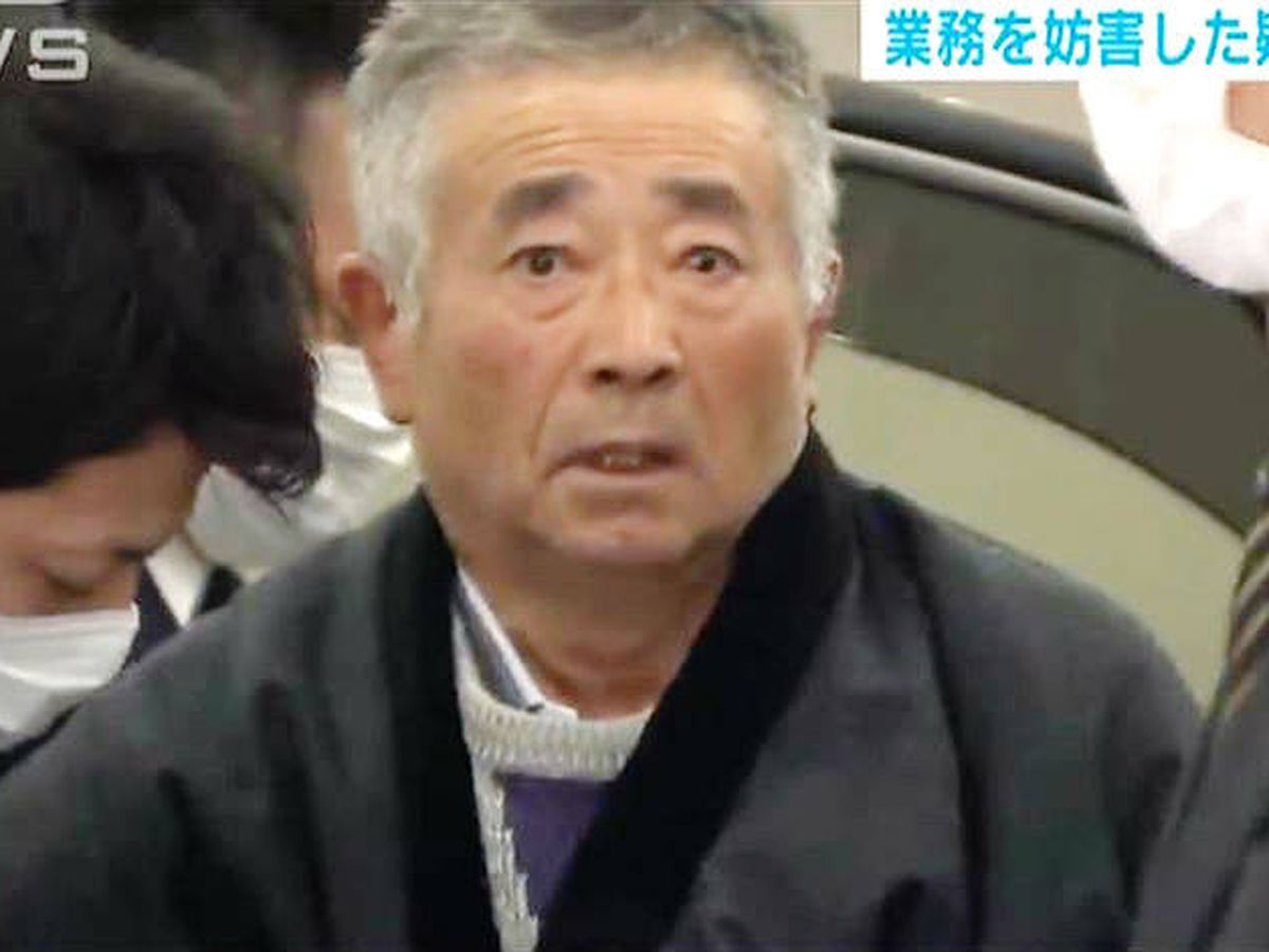 Foto: Akitoshi Okamoto, el anciano que llamó 33 veces al día a su compañía de teléfono. (Youtube)