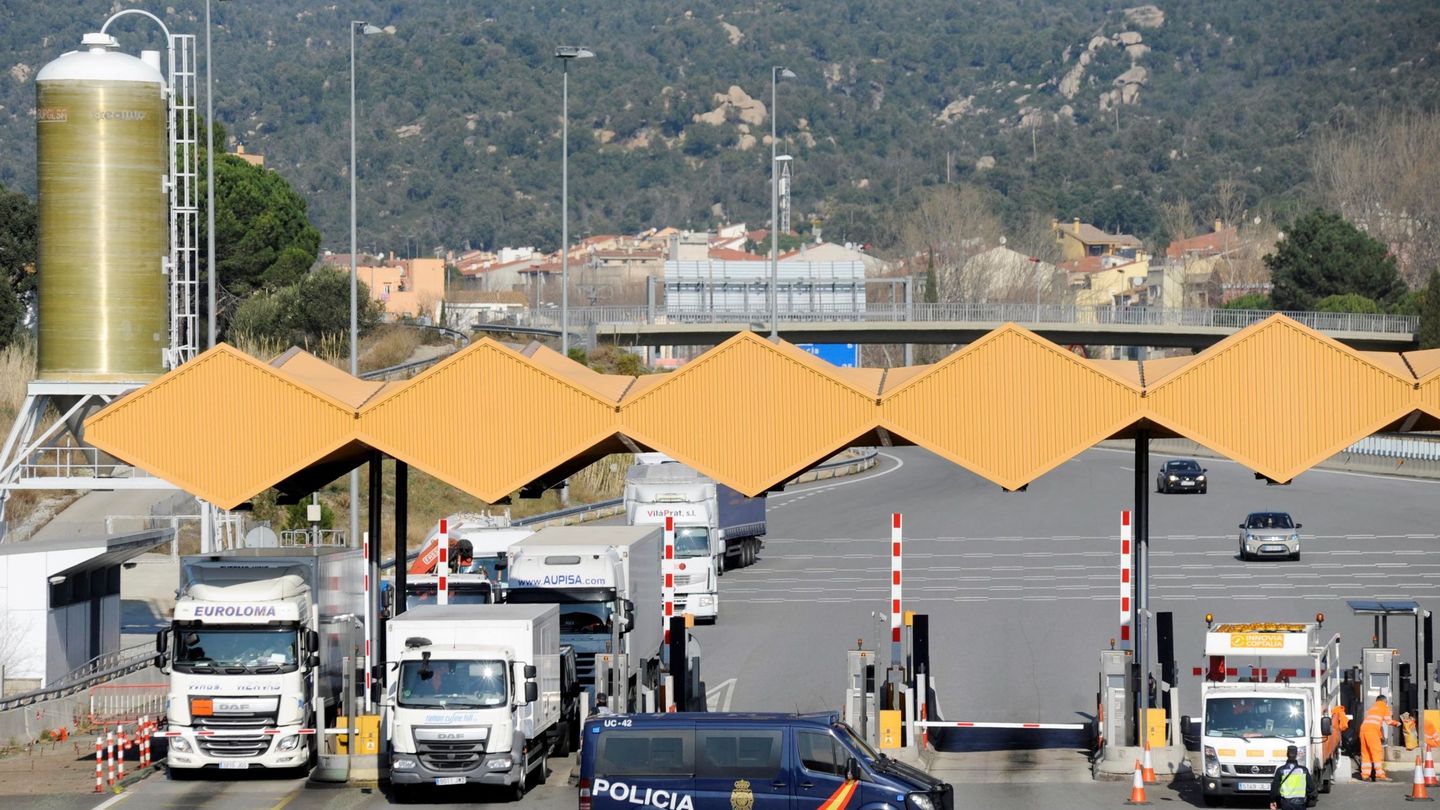 Efectivos de la Policia Nacional realizan un control a los vehículos que entran a España por la AP-7 en el punto de La Jonquera, Girona, el 30 de enero de 2018. (EFE)