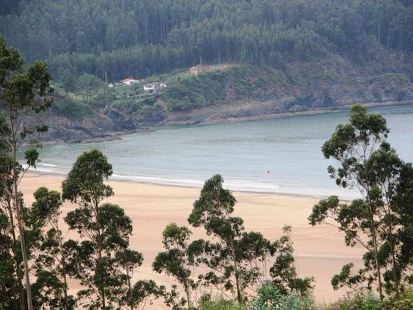Vista de la playa en Viveiro desde la aldea vendida por 300.000 euros.