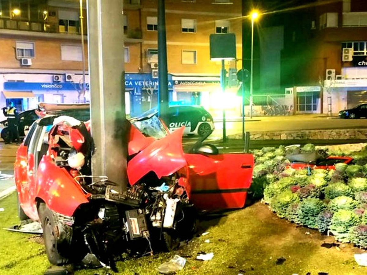 Foto: El vehículo quedó completamente destrozado tras empotrarse contra un poste de la catenaria del tranvía. (Foto: Policía Local de Murcia)
