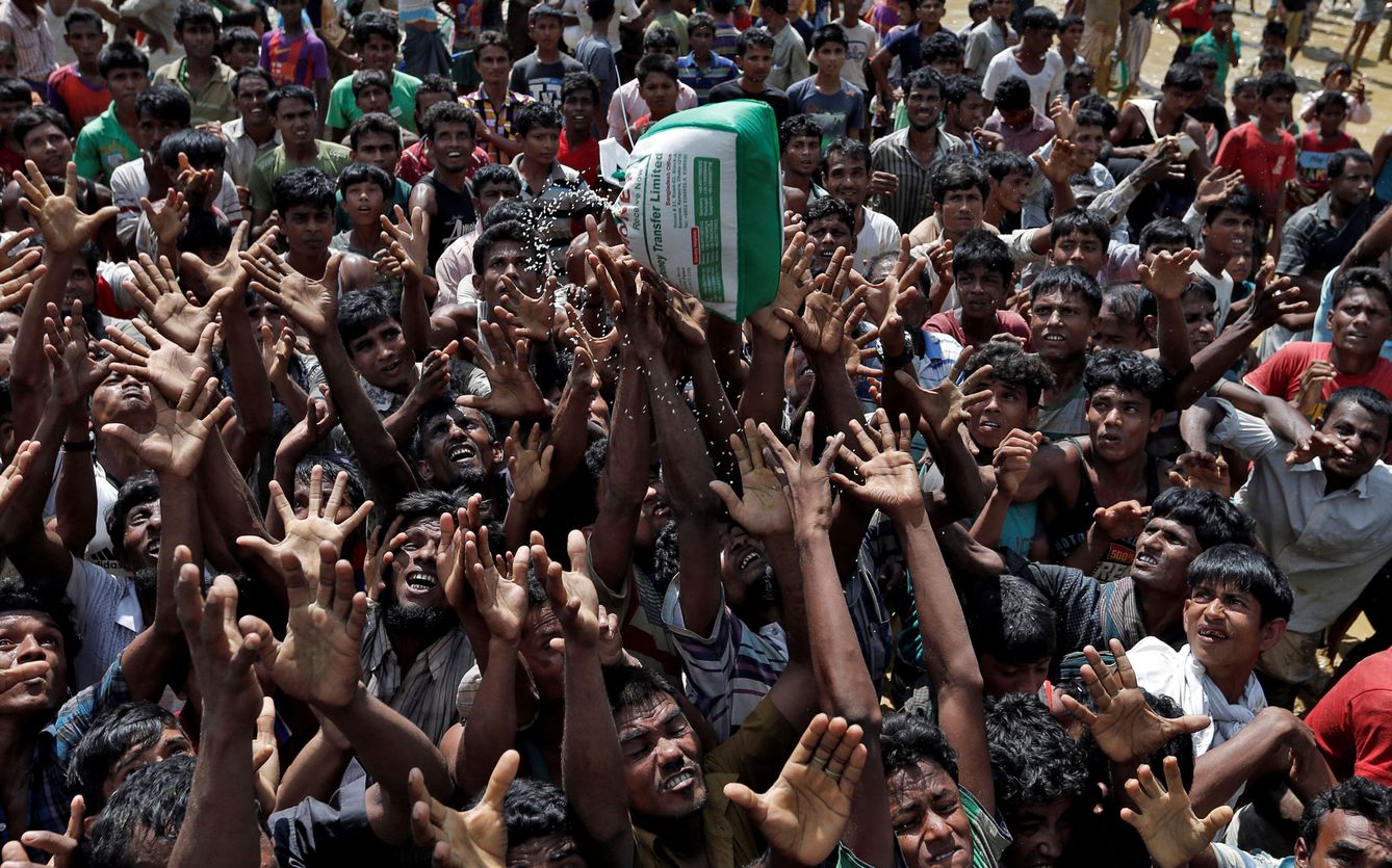 Refugiados rohingyá reaccionan a la distribución de ayuda humanitaria en Cox's Bazar, Bangladesh, el 21 de septiembre de 2017. (Reuters)