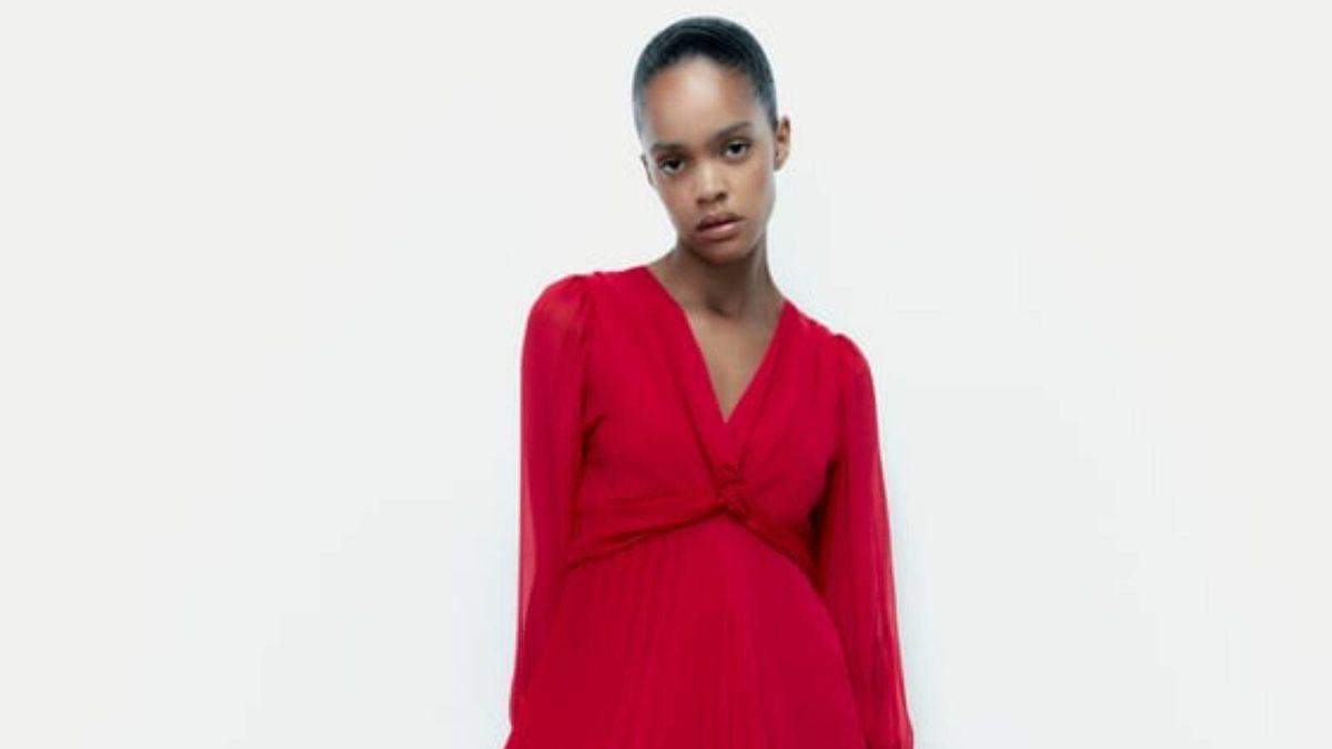 Plisado y por menos de 40 euros: el nuevo vestido estrella de Zara