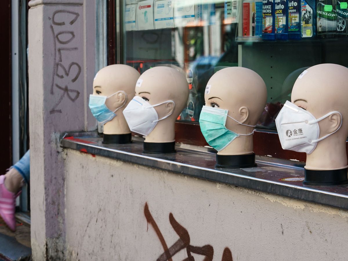Foto: Maniquíes con mascarillas en una tienda de Berlín. (EFE)