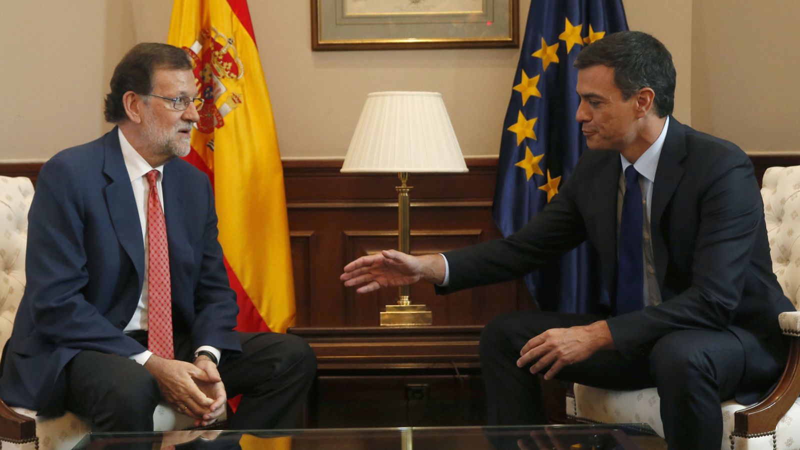 Foto: El presidente del Gobierno en funciones, Mariano Rajoy (i), y el secretario general del PSOE, Pedro Sánchez (d), al inicio de la reunión. (EFE)