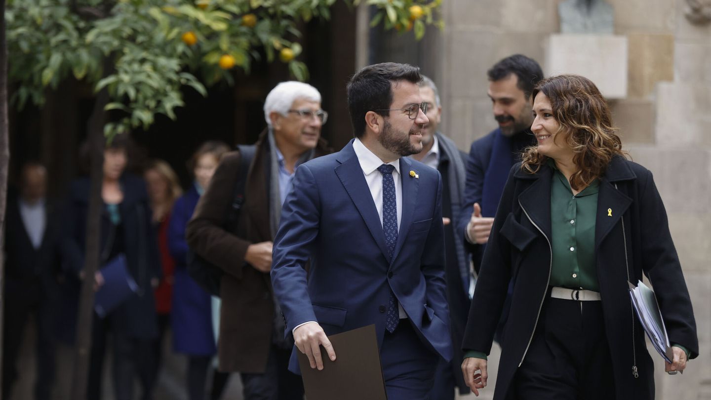 El presidente de la Generaliat, Pere Aragonès (c), y la consellera de la Presidencia, Laura Vilagrà (d) se dirigen a la reunión semanal del Govern. (EFE/Toni Albir)