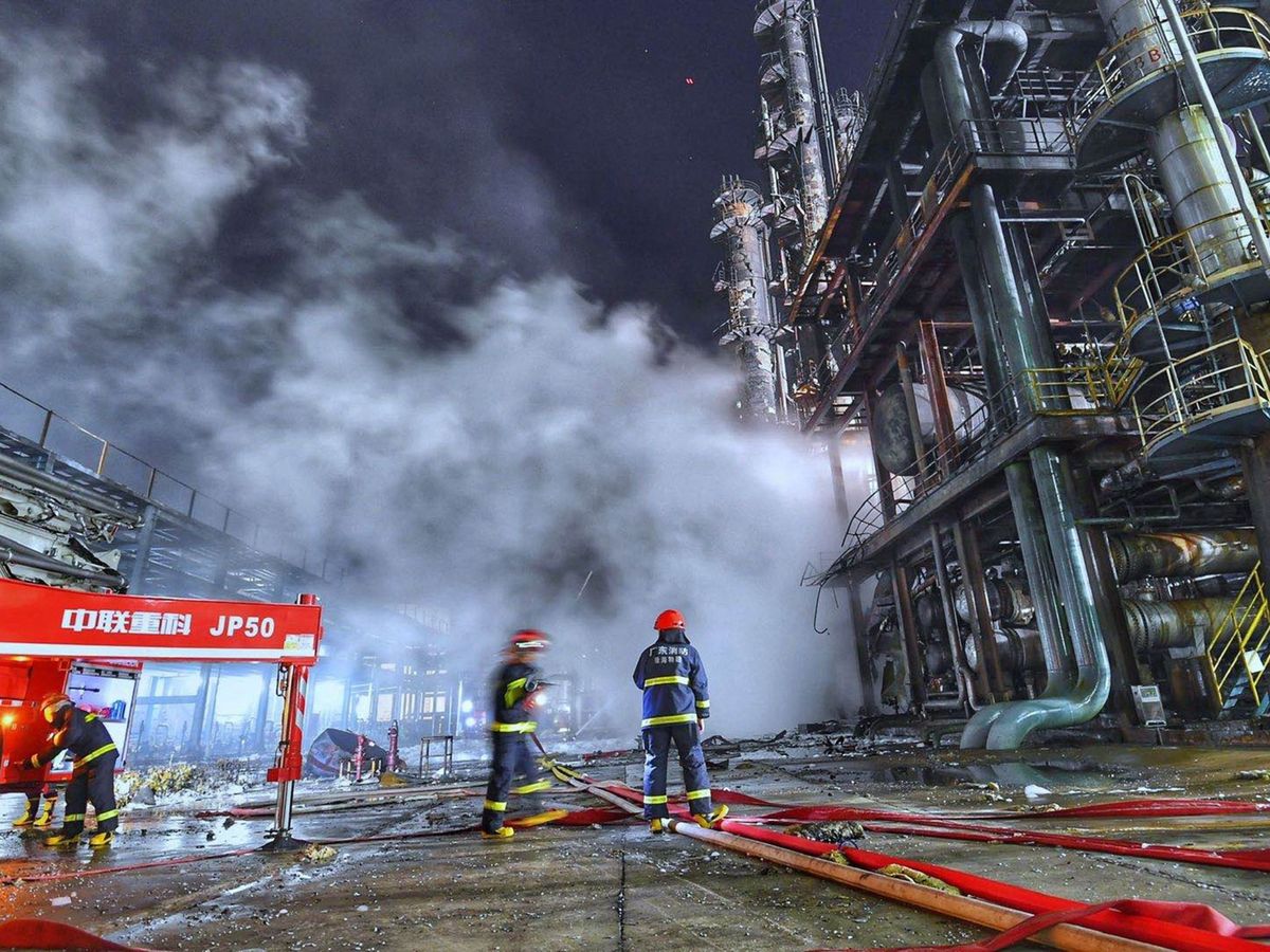 Foto: Bomberos chinos, en un incendio en enero de 2020. (EFE/Str)