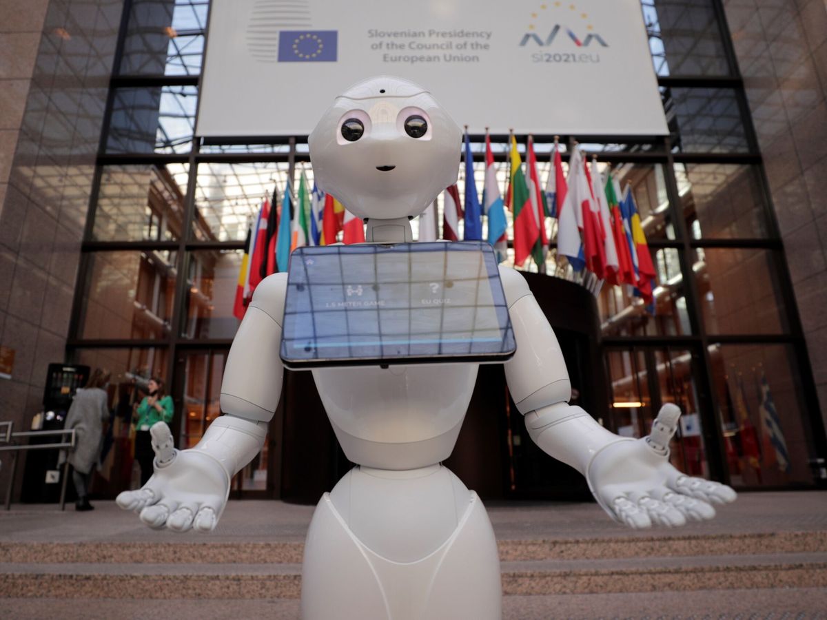 Foto: Un robot en la sede del Parlamento de la UE en Bruselas (EFE EPA OLIVIER HOSLET)