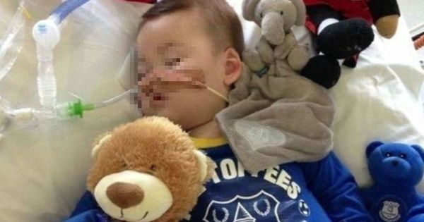Foto: El pequeño Alfie Evans, de 23 meses, en la cama de un hospital de Liverpool