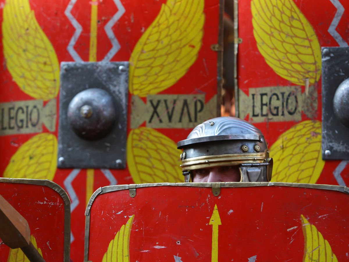 Foto: Persona disfrada de soldado romano. (Reuters)