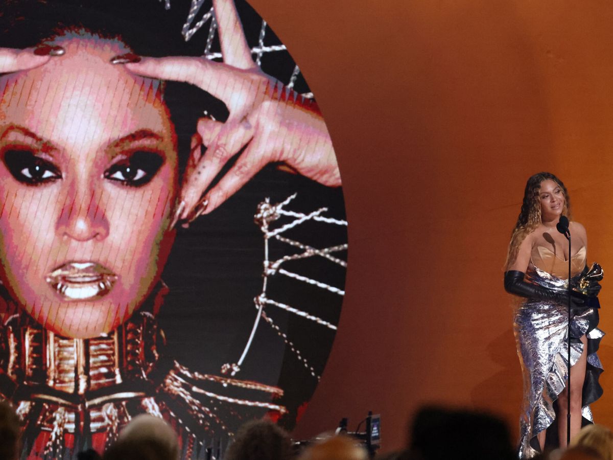 Foto: Beyoncé recoge su Grammy el pasado 5 de febrero. (Reuters/Mario Anzuoni)