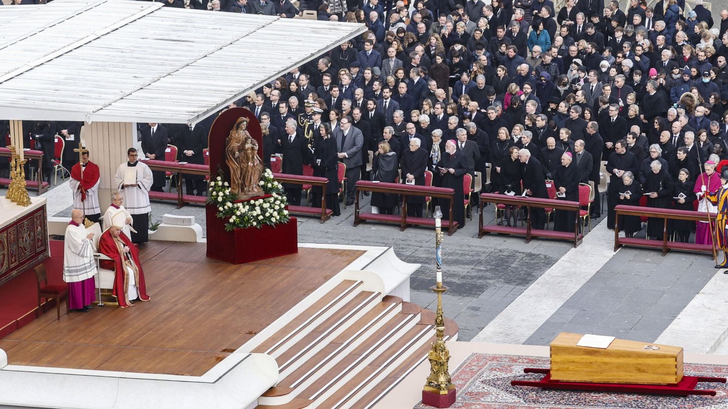 El papa Francisco oficia la misa funeral del papa Benedicto XVI. (EFE/FABIO FRUSTACI)
