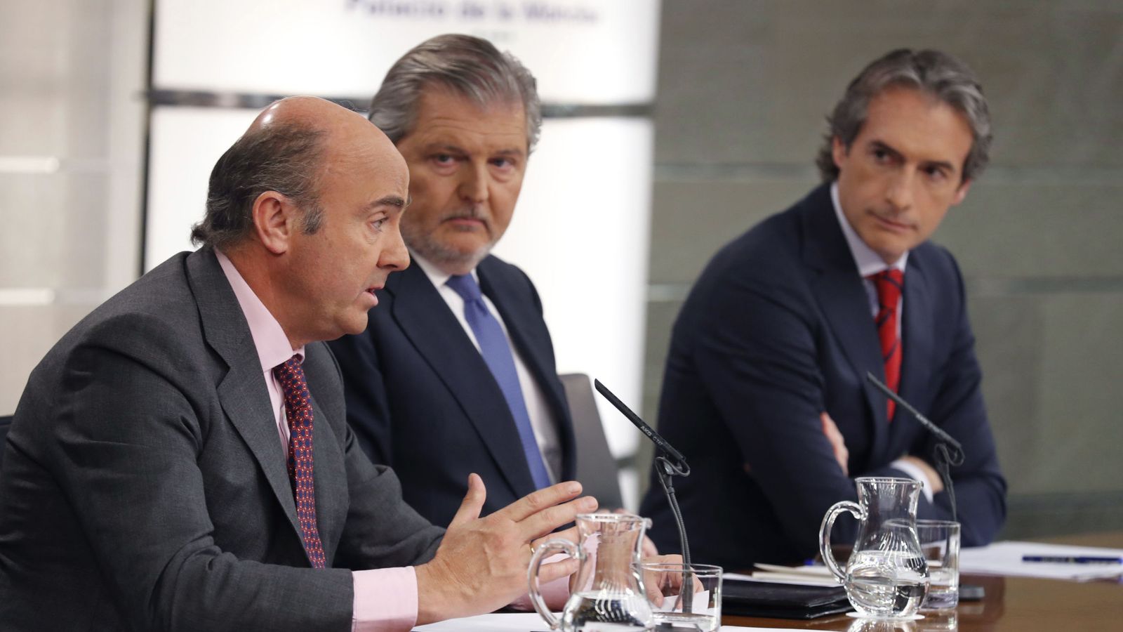 Foto: El ministro de Economía, Luis de Guindos, el portavoz del Gobierno, Íñigo Méndez de Vigo, y el Fomento, Íñigo de la Serna (de izda a dcha). (EFE)