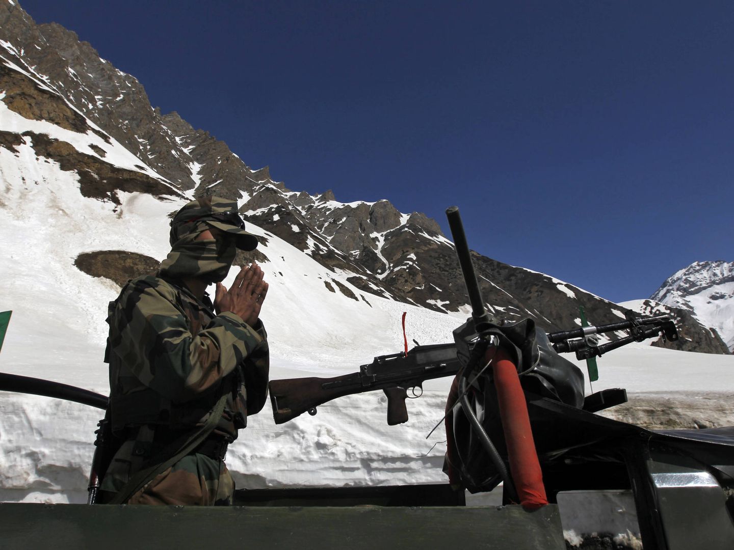 Un soldado indio de un regimiento de montaña reza antes de dirigir un convoy en Srinagar, India, en 2011. (Reuters)