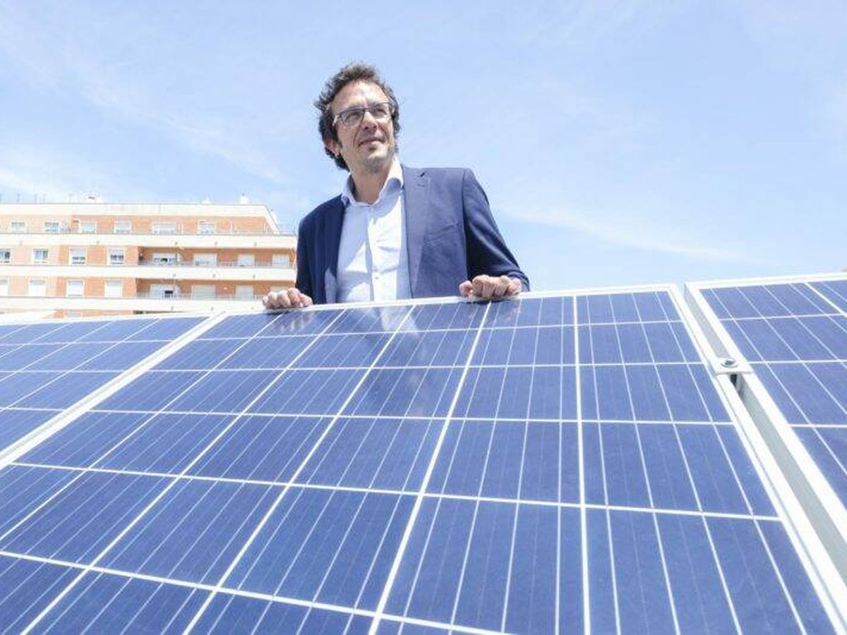 Foto: El alcalde de Cádiz, José María González 'Kichi', presenta un proyecto para el autoconsumo de energía. (Ayuntamiento de Cádiz)