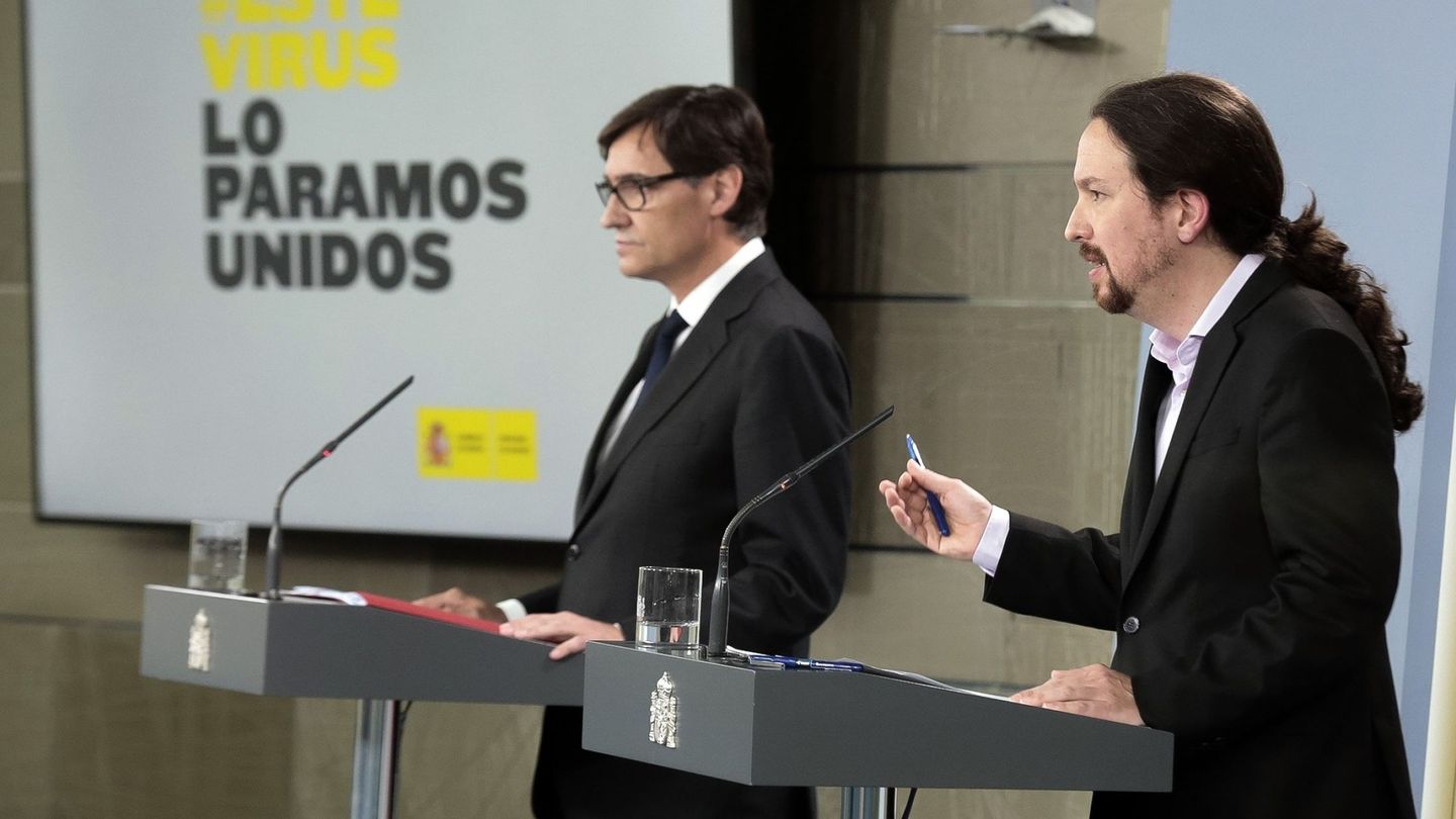 Rueda de prensa de Salvador Illa y Pablo Iglesias en las que Miguel Ángel Oliver va leyendo las preguntas. (EFE)