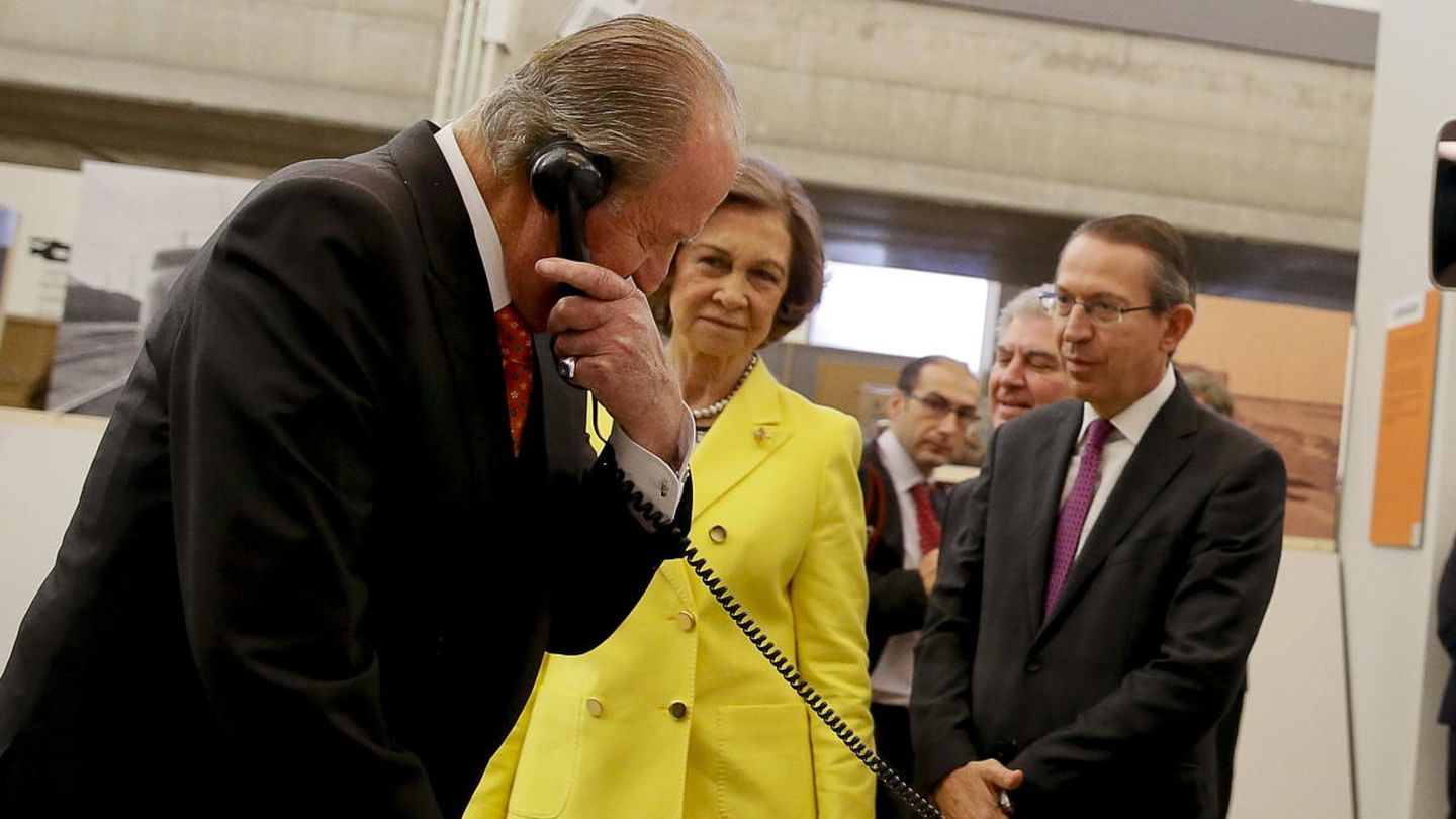 Don Juan Carlos I, al teléfono ante la reina Sofía y el expresidente de la agencia EFE. (EFE/Juanjo Martín)